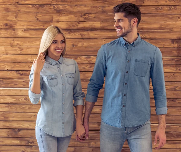 Bonito jovem casal — Fotografia de Stock