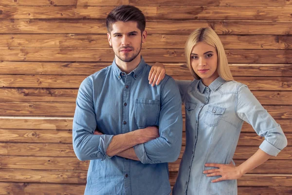 Hermosa pareja joven — Foto de Stock