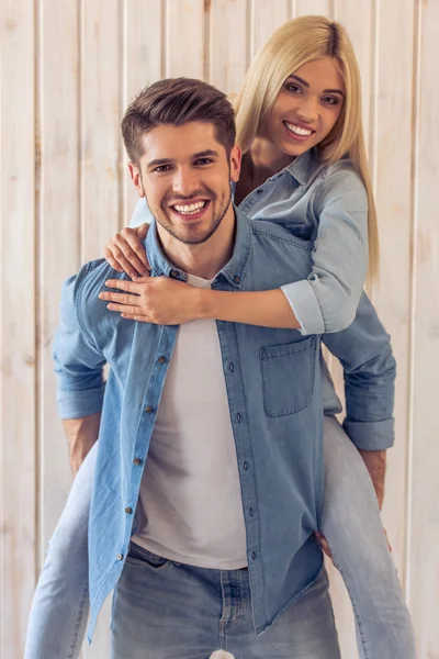 Bonito jovem casal — Fotografia de Stock