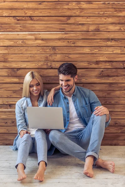 Güzel genç çift ile becerikli alet