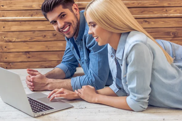 Güzel genç çift ile becerikli alet