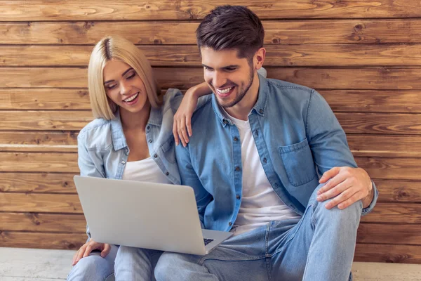 Güzel genç çift ile becerikli alet