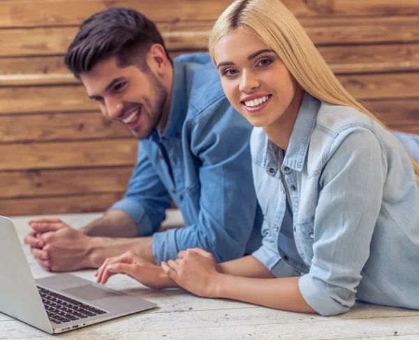 Schönes junges Paar mit Gadget — Stockfoto