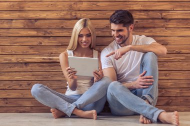 Güzel genç çift ile becerikli alet