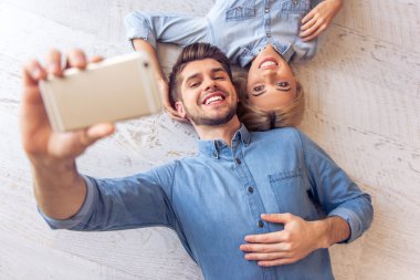 Güzel çift evde ile becerikli alet