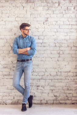 Yakışıklı genç adam.