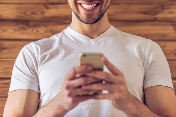 Jovem bonito com gadget — Fotografia de Stock