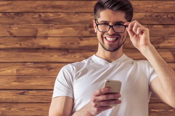 Schöner junger Mann mit Gadget — Stockfoto