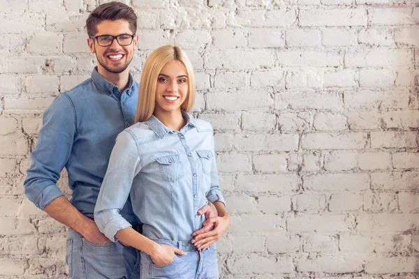 Bonito jovem casal — Fotografia de Stock