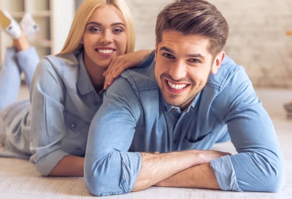 Casal bonito em casa — Fotografia de Stock