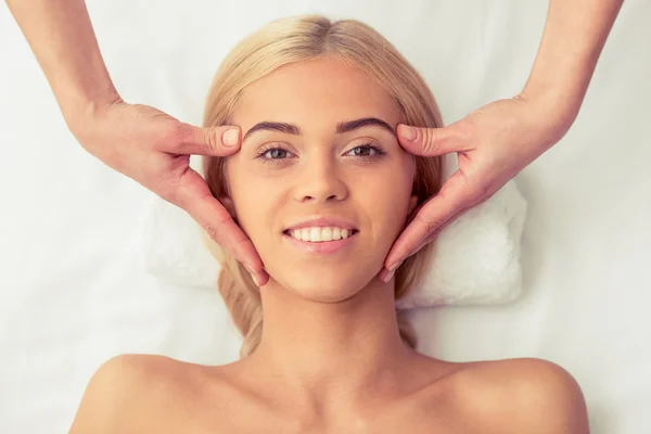 Hermosa chica en el spa —  Fotos de Stock