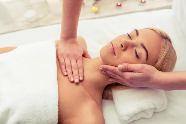 Hermosa chica en el spa — Foto de Stock