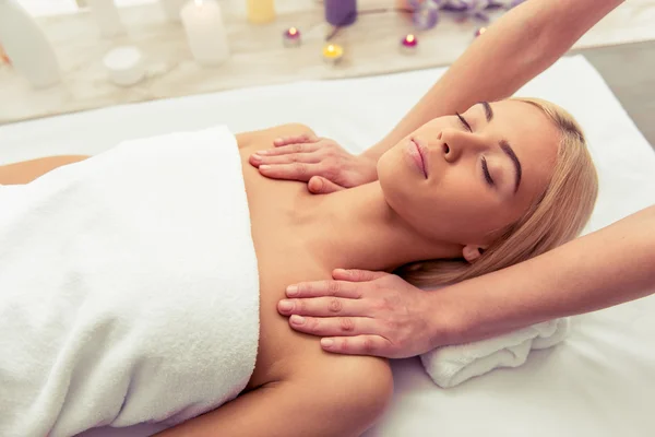 Hermosa chica en el spa — Foto de Stock