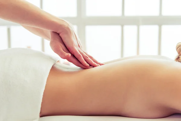 Hermosa chica en el spa — Foto de Stock