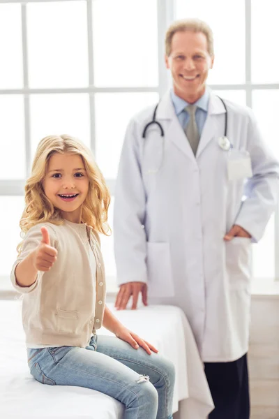 Bambina e pediatra — Foto Stock