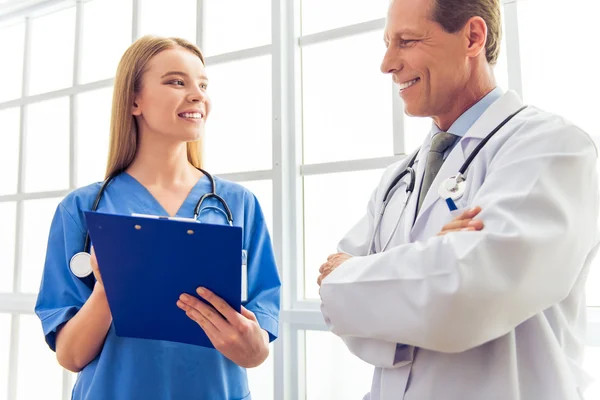 Belos médicos trabalhando — Fotografia de Stock