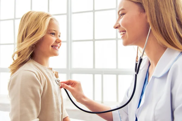 Mała dziewczynka i pediatra — Zdjęcie stockowe
