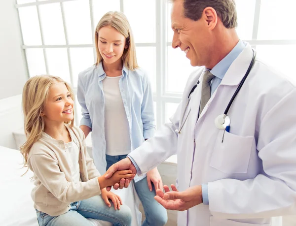 Beim Kinderarzt — Stockfoto