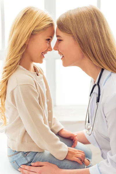 Küçük kız ve çocuk doktoru — Stok fotoğraf