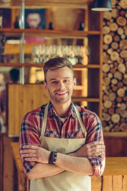 Kafede yakışıklı barista