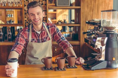 Kafede yakışıklı barista