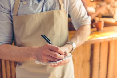 Kafede yakışıklı garson