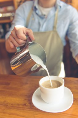 Kafede yakışıklı barista