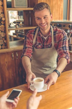 Kafede yakışıklı barista