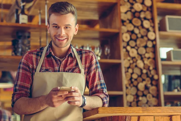 Bonito barista com gadget — Fotografia de Stock