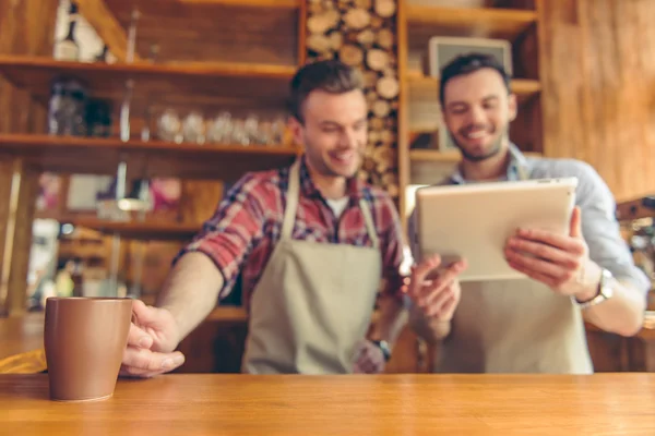 Trabajadores guapos en la cafetería — Foto de Stock