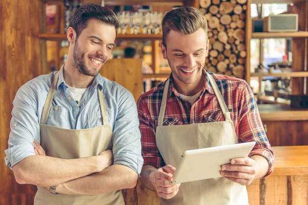 Trabajadores guapos en la cafetería — Foto de Stock