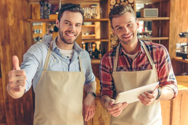 Trabajadores guapos en la cafetería — Foto de Stock