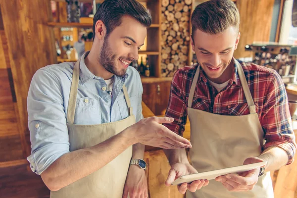 Trabajadores guapos en la cafetería — Foto de Stock