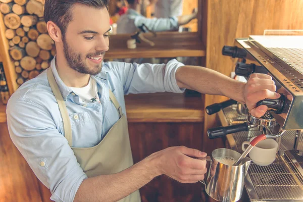 Schöner Barista im Café — Stockfoto