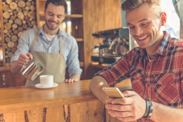 Homens bonitos no café — Fotografia de Stock