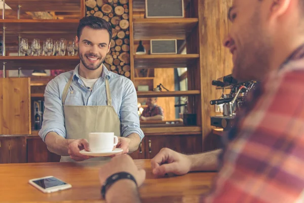 Homens bonitos no café — Fotografia de Stock