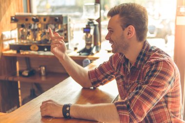 Kafede yakışıklı genç