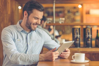 Genç işadamı ile kafede becerikli alet