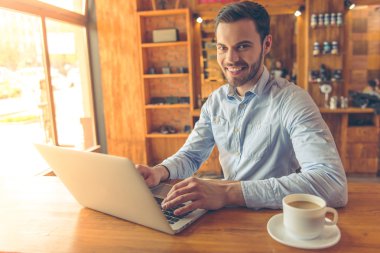 Genç işadamı ile kafede becerikli alet