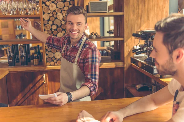 Hombres guapos en la cafetería — Foto de Stock