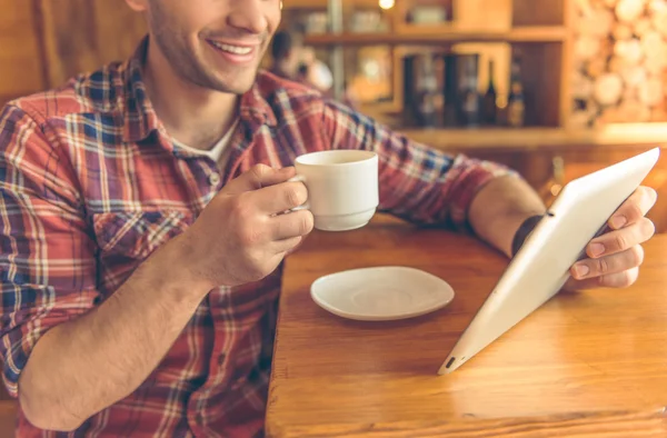 Anak muda dengan gadget di kafe — Stok Foto