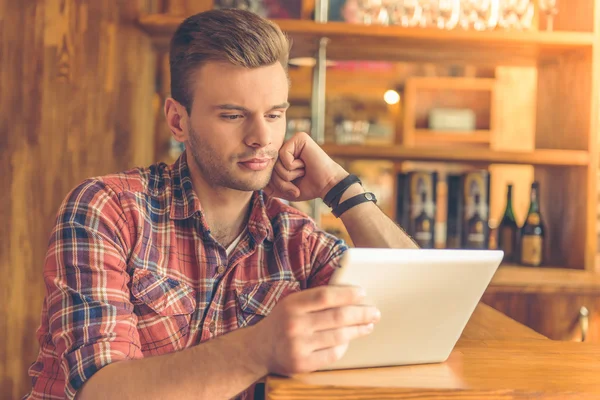 Jovem com gadget no café — Fotografia de Stock