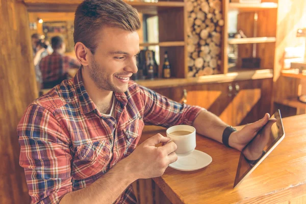 Jovem com gadget no café — Fotografia de Stock