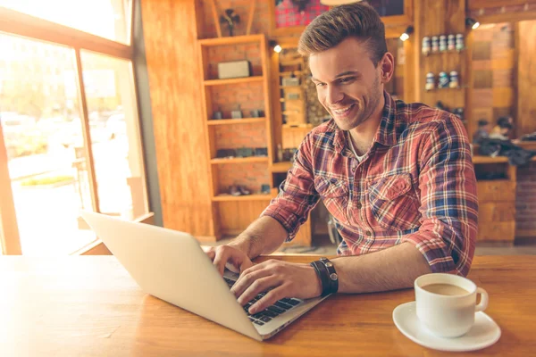 Giovane uomo d'affari con gadget al caffè — Foto Stock