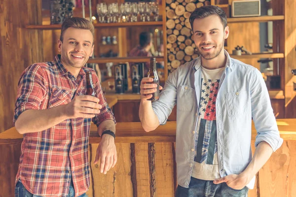 Vrienden in het café — Stockfoto