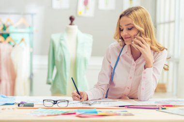 Güzel genç tasarımcı