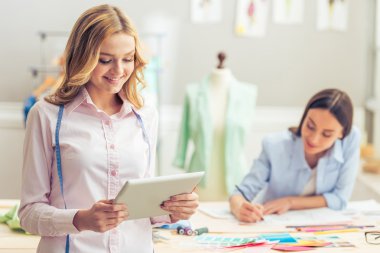 Güzel tasarımcıları becerikli alet ile çalışma