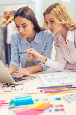 Güzel tasarımcıları becerikli alet ile çalışma