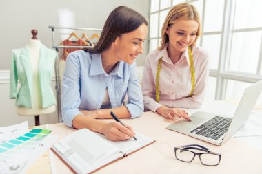 Güzel tasarımcıları becerikli alet ile çalışma