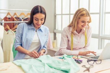 Güzel tasarımcıları becerikli alet ile çalışma